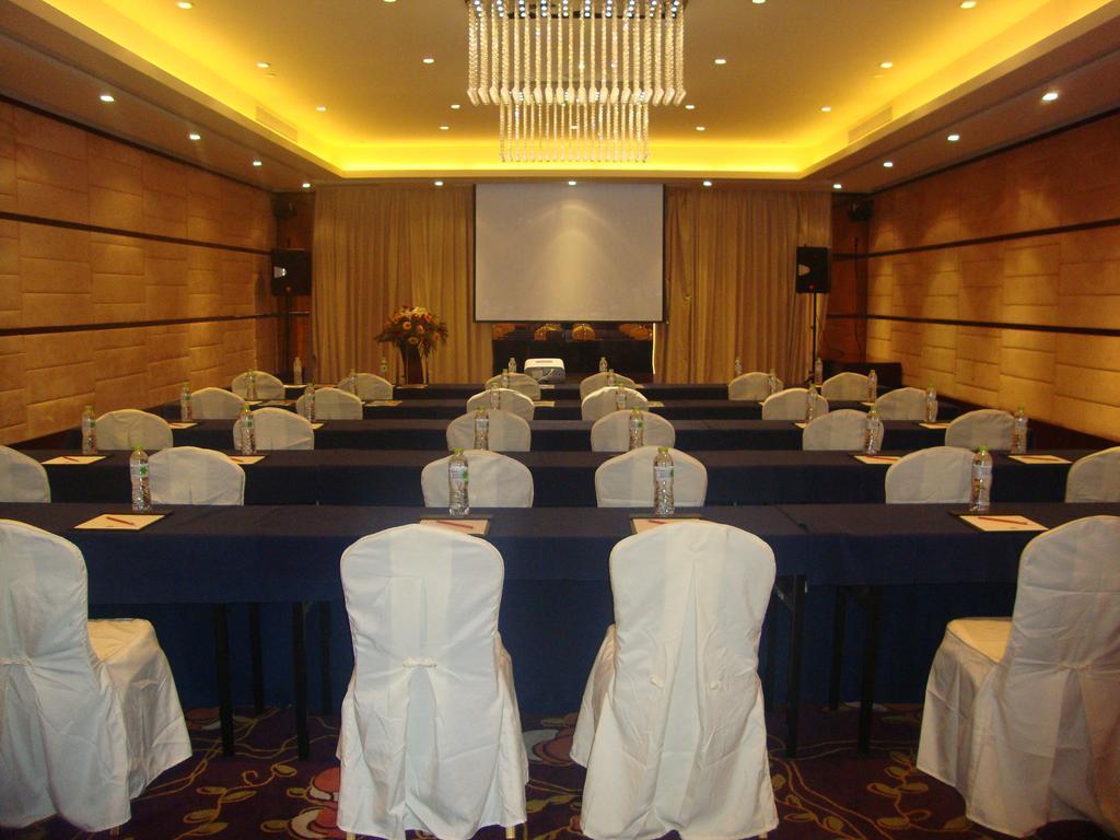 Hotel Ramada Plaza Lianyungang Exterior foto