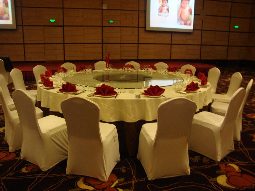 Hotel Ramada Plaza Lianyungang Exterior foto
