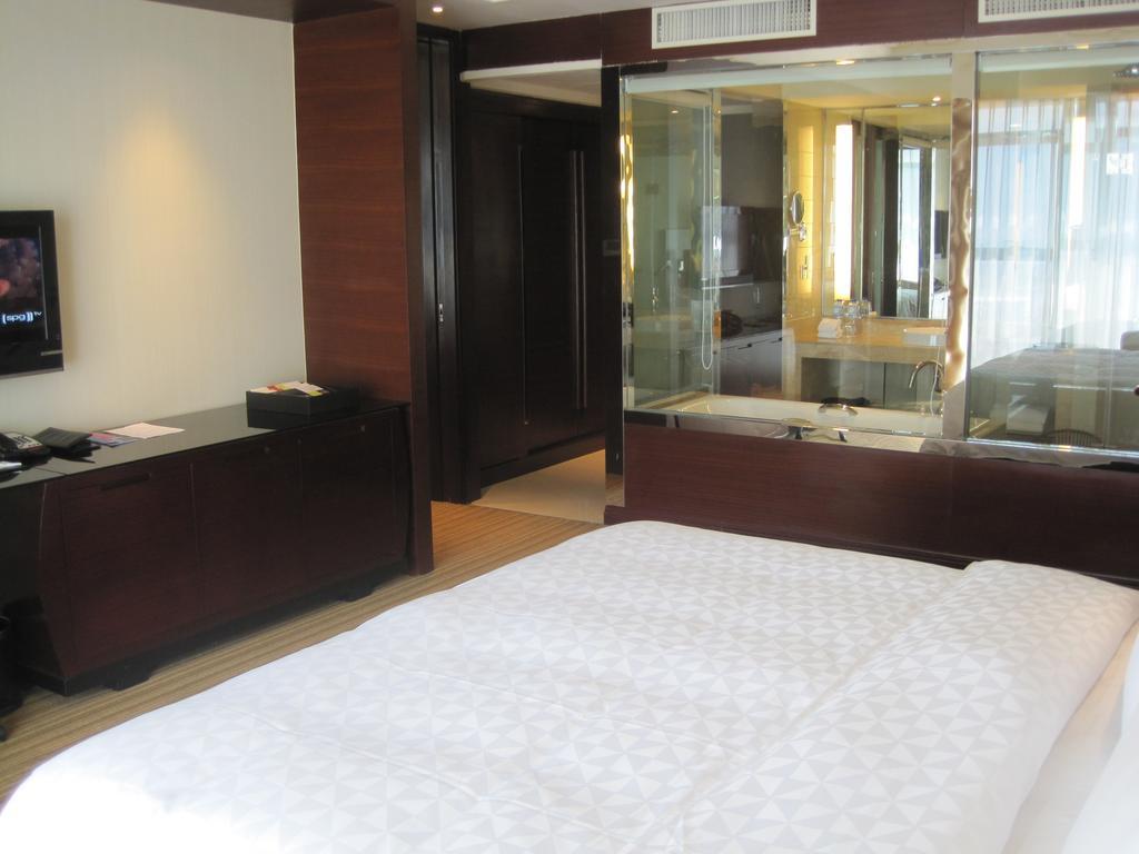 Hotel Ramada Plaza Lianyungang Exterior foto