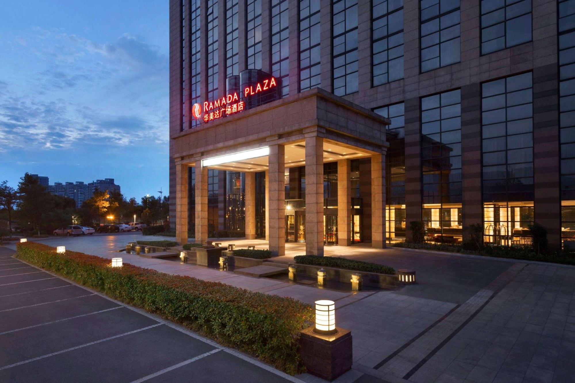 Hotel Ramada Plaza Lianyungang Exterior foto