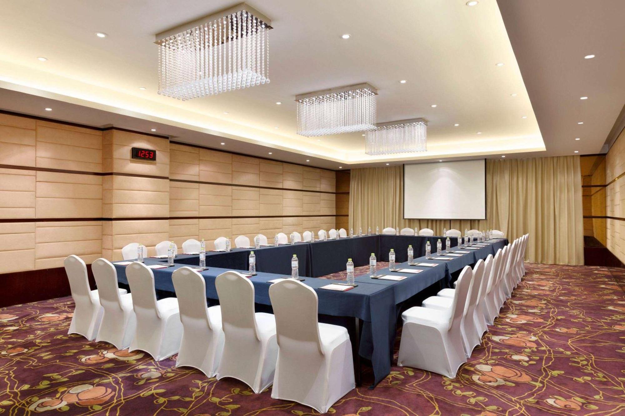 Hotel Ramada Plaza Lianyungang Exterior foto
